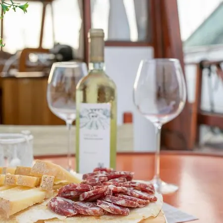 Marta Boat Botel *