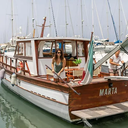 Πλωτό κατάλυμα Marta Boat *